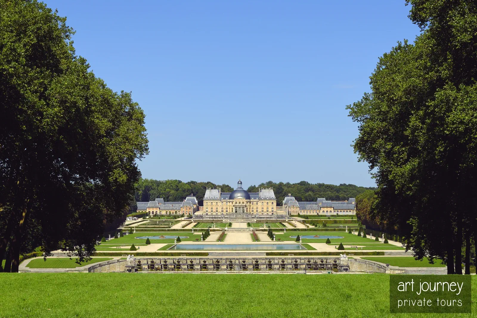 Vaux le Vicomte's castle, Versailles' prototype, copyrighted by Art Journey Paris