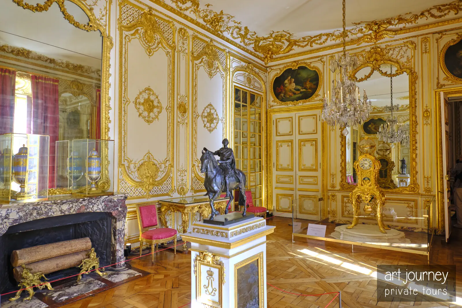 VIP, special access to the King's Private Apartments of Versailles tours, the Salon de la pendule